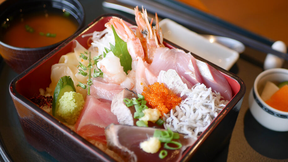 【佐島】三崎マグロと佐島鮮魚が満載。「海鮮重」で味わう特別な地産の恵み｜マゼラン湘南佐島 レストラン