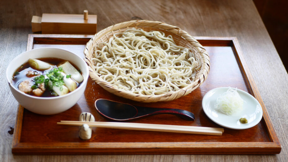 【秋谷】温かいつゆと冷たいそばの絶妙な調和。鶏の旨味香る「鳥ざる」｜蕎麦桶や