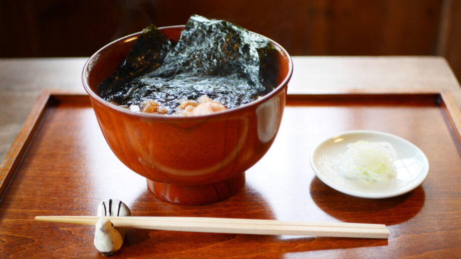 【秋谷】有明海苔と白梅が香る「梅海苔そば」。心までほぐれる優しい味わい｜蕎麦 桶や