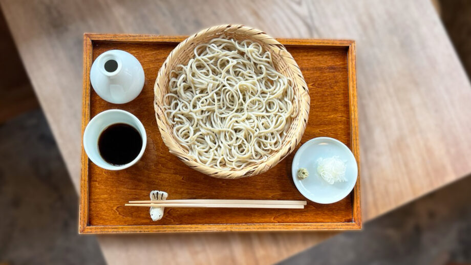 秋谷】風味絶品。玄そば自家製粉の手打ちそばと、自家製あんみつの贅沢
