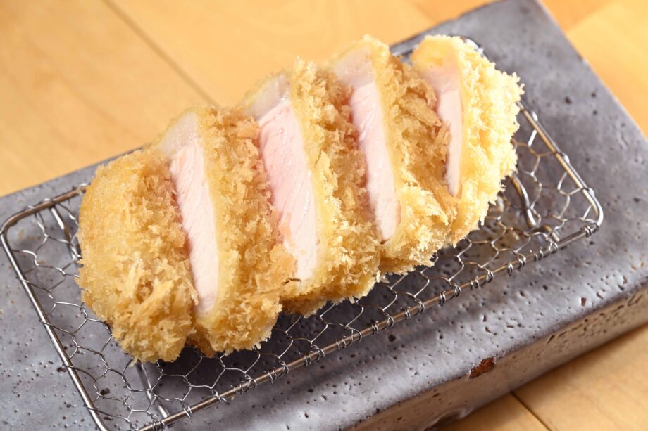 【逗子】ジワジワゆっくりと低温油で揚げる、味も見た目も上品な「白いとんかつ」