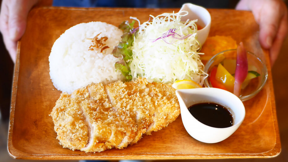 【三浦】食感と旨みが格別！希少銘柄豚の「ロースカツプレート」｜とんかつCAFE