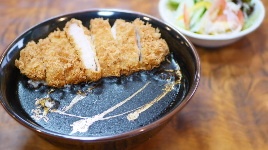 【北久里浜】30年愛される老舗「とんてつ」2日間煮込む黒カレー×ロースカツの贅沢