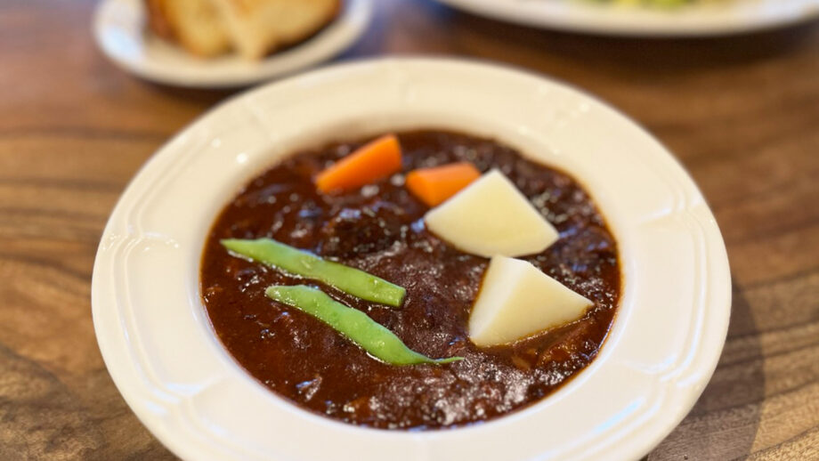 【横須賀】隠れ家カフェで味わう贅沢。薪窯パンとビーフシチューで至福のひととき