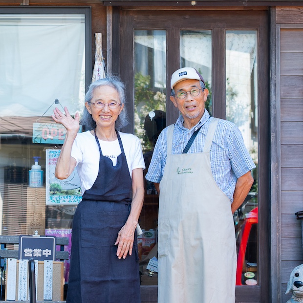 葉山】新井さんご夫婦が笑顔で迎えてくれる量り売りオリーブオイルの店