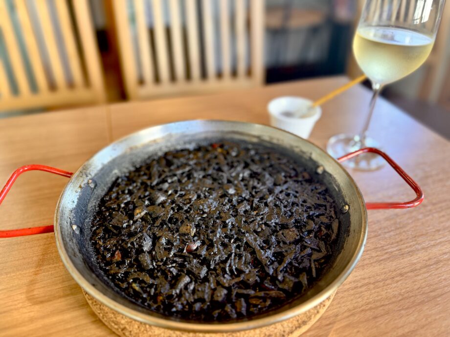 【葉山】の小さなスペイン酒場「スペインバル哲」シェフ山方哲也さんの絶品イカスミパエリア