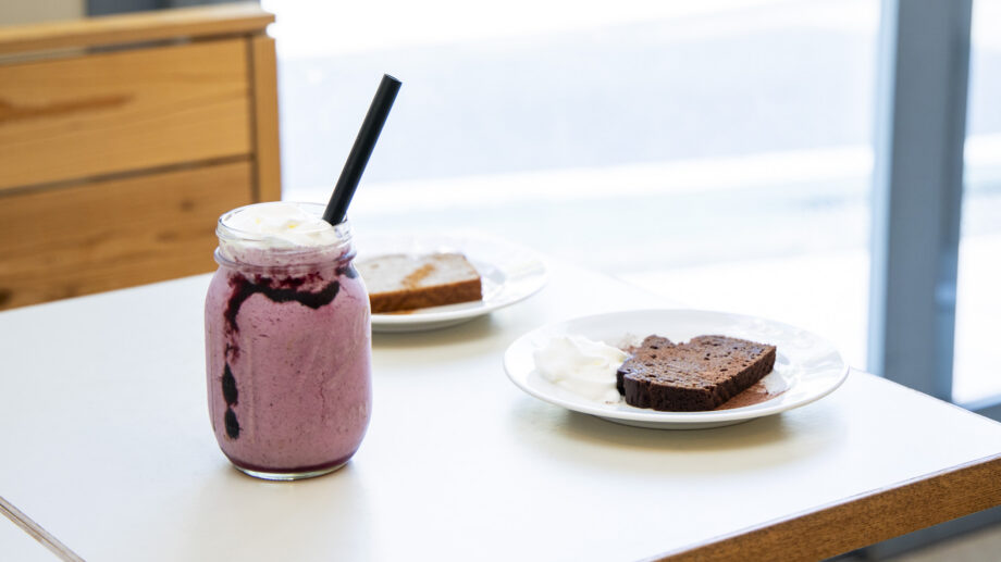 【葉山】森戸神社の鳥居を眺めて味わう絶品ブルーベリーフラッペ「SODA CAFE」