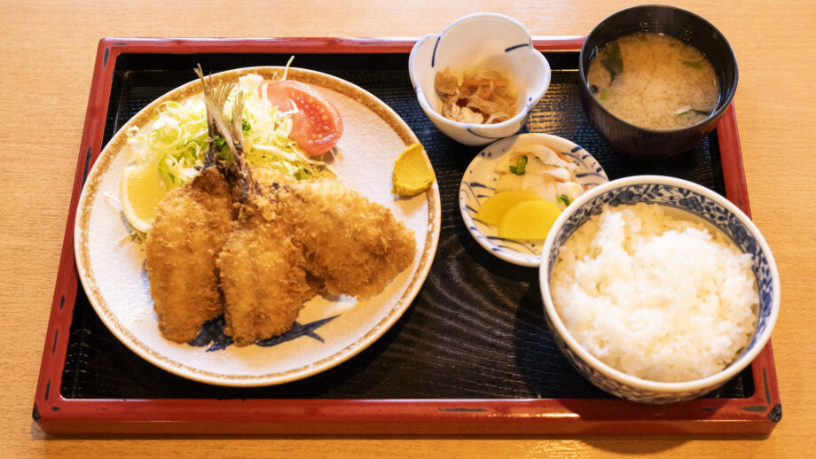 【逗子】魚屋育ちの目利き店主。城所亮次郎さんが揚げるサクふわ極上アジフライ「魚佐次」