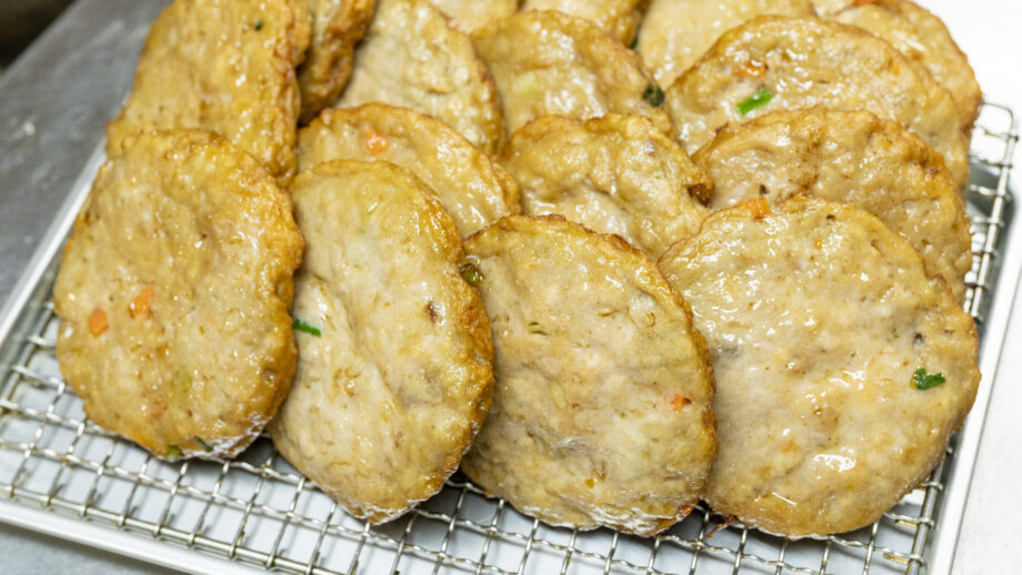 【三崎】できたて揚げたてを味わえる　マグロ加工「清月」のさつま揚げ