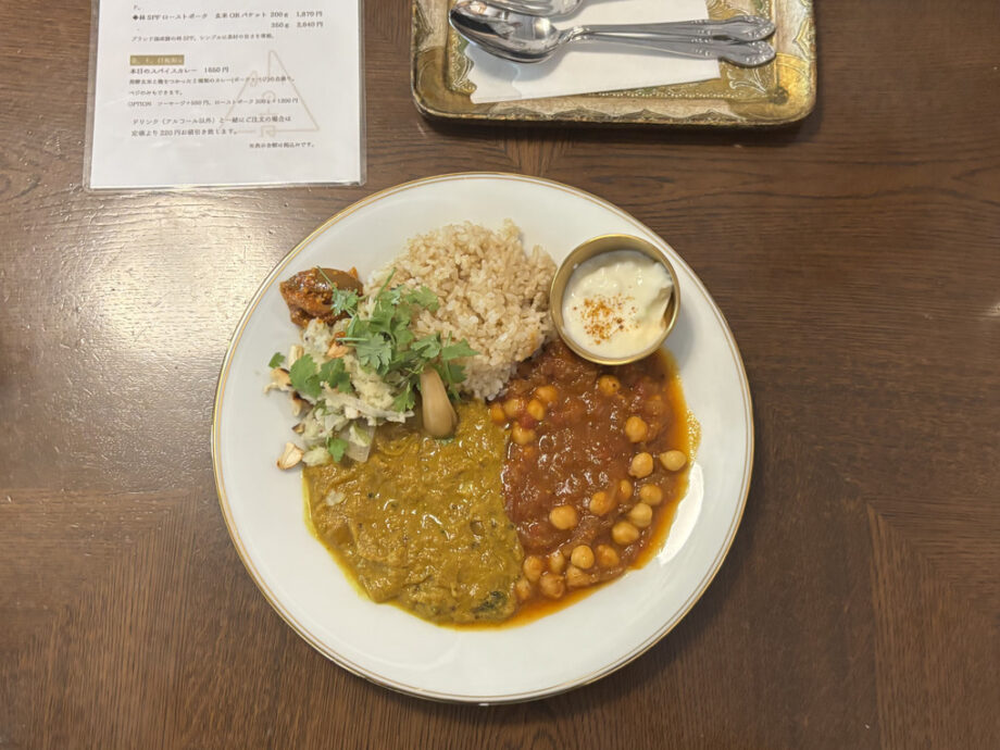【逗子】森の中の古民家カフェで味わう、アートと自然が彩るスパイスカレー｜art of life 山の音