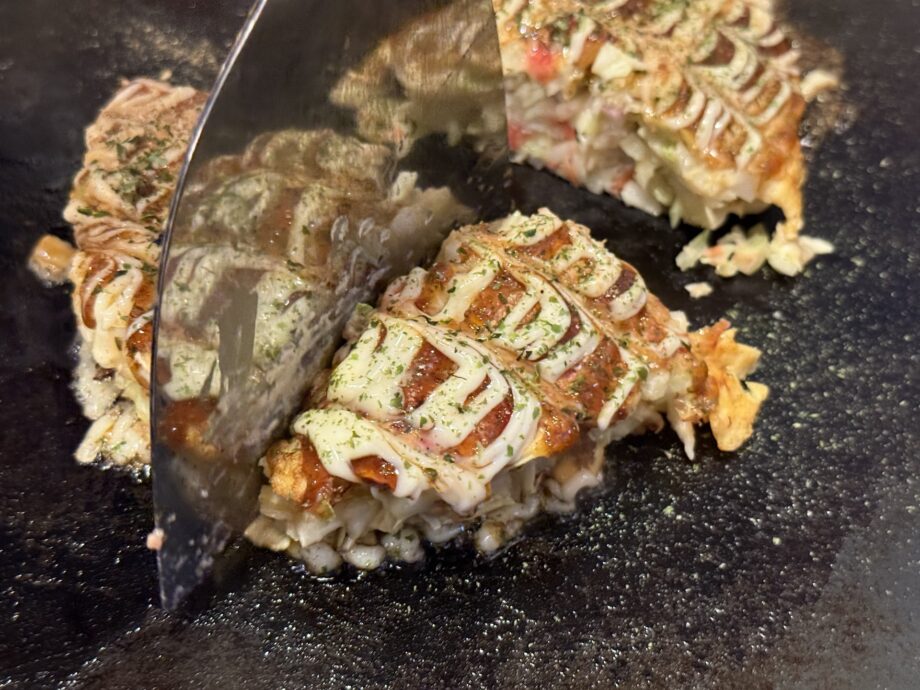【横須賀】40年愛される地元のお好み焼き！豚ひき肉×かまぼこがクセになる「ハイカラ」