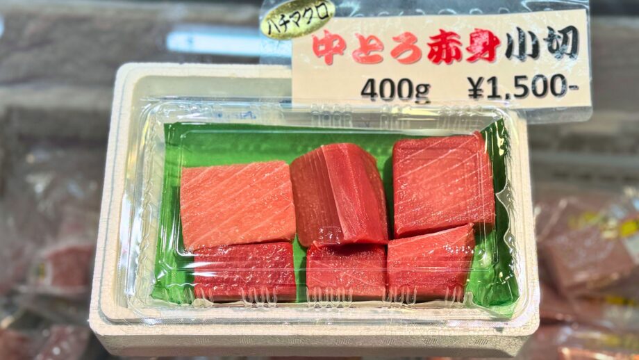 三浦】自慢のマグロ刺身や唐揚げに舌鼓。2人の看板娘が迎える湊魚問屋