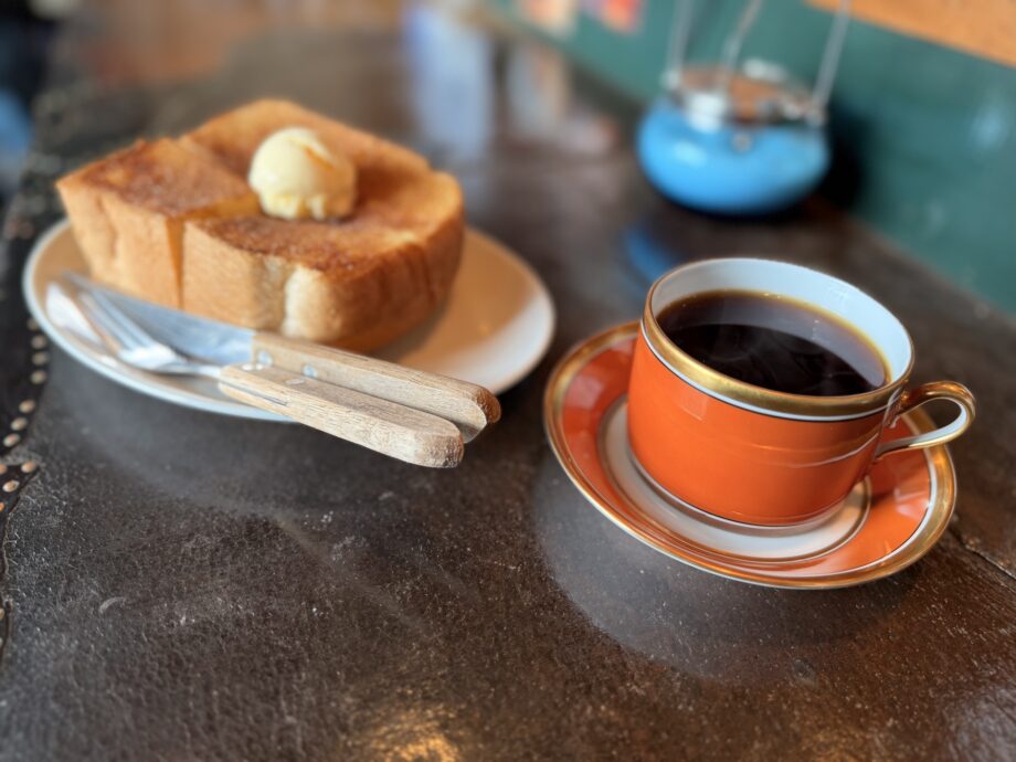 【横須賀】五感で味わう珈琲と厚さ5cmの厚切りシナモントースト「Cafe du miconos」