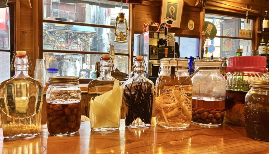 【横須賀】山の恵みで仕込む18種の自家製リキュール「Kadoya no BAR」