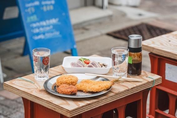 鎌倉】魚屋の軒先で鮮魚をアテに昼呑みできる、“サカナ角打ち”が最高