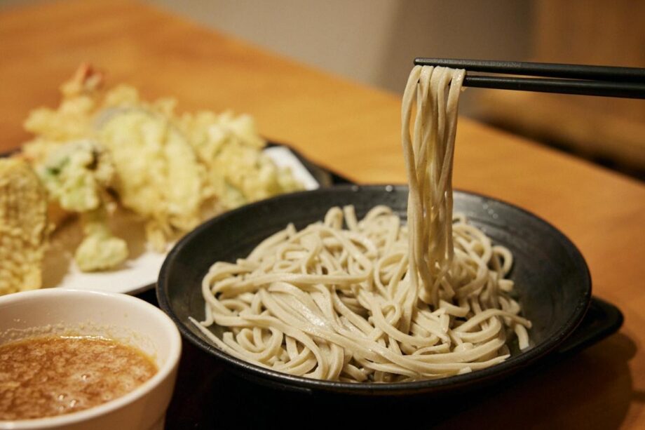 【逗子】太打ちをたっぷりのおろしつゆで味わう「越前そば」の名店