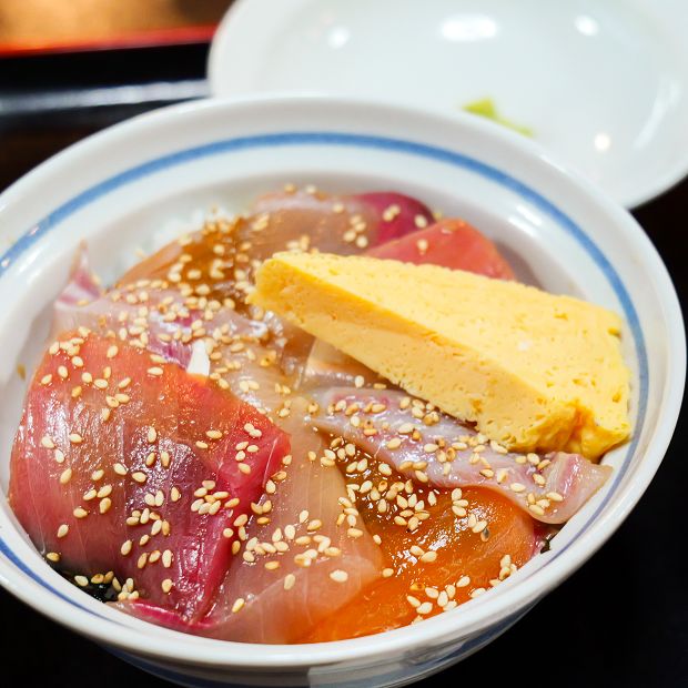 【三浦】料理人・松原和治さんの秘伝のタレが旨さの秘密「さかな料理まつばら」の海鮮丼