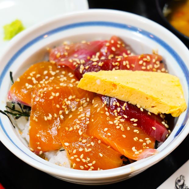 【三浦】さかな料理まつばら「二色丼」で三崎マグロと三浦サーモンを一度に