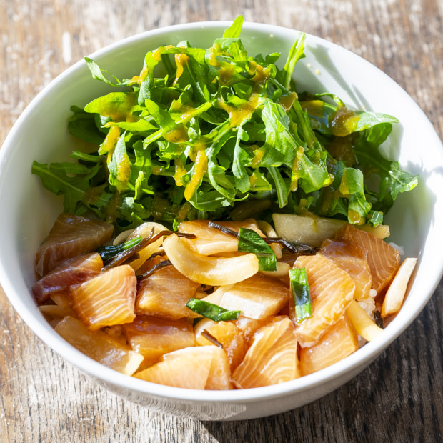 【葉山】週末だけ味わえるロコフード 新鮮な旬の魚を使った「ポキ丼」