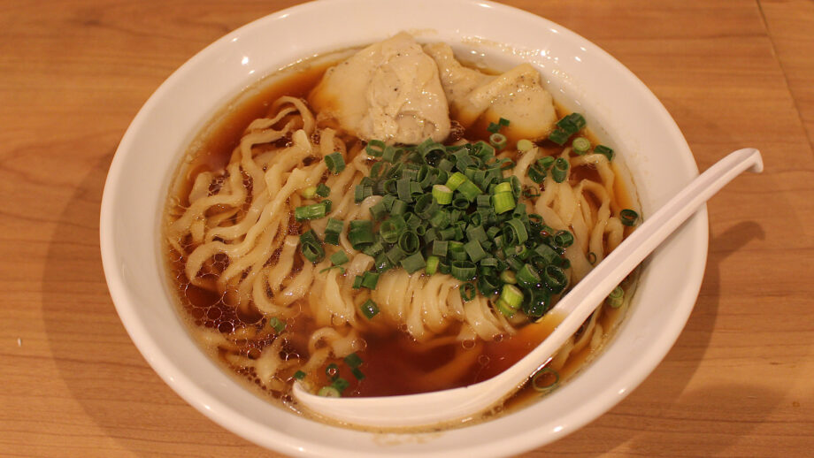 【黄金町】昼飲みOK！「夜な夜な」のしいたけ支那そばで居酒屋ランチ