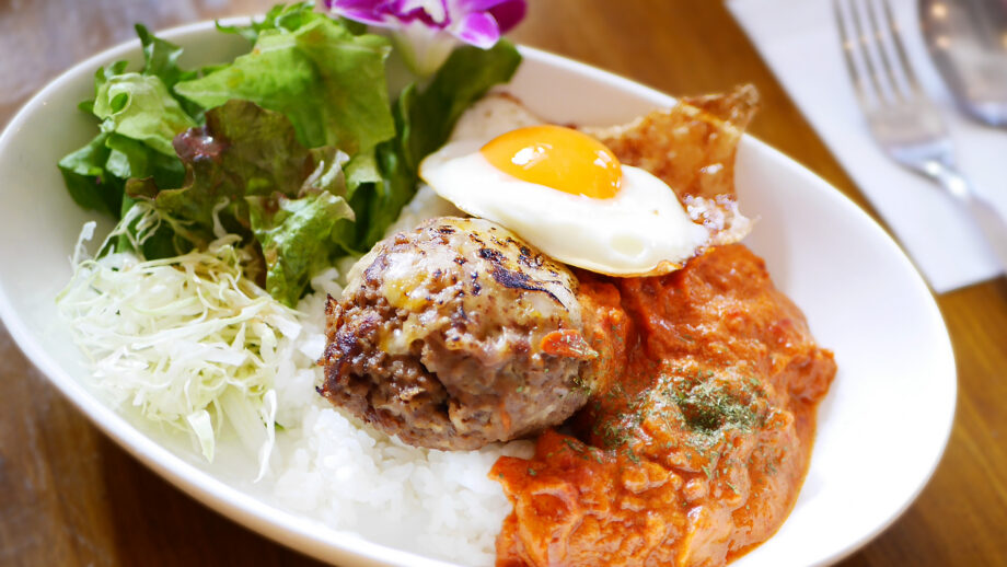 【横須賀】スパイス香るトマトバターカレー×ロコモコの新境地｜SNUG STAY DOOR CAFE