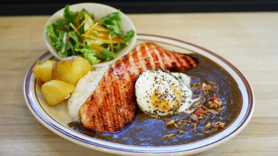 【横須賀】6時間煮込んだ旨味！！SPOON YOKOSUKAの絶品「グリルドベーコンエッグカレー」