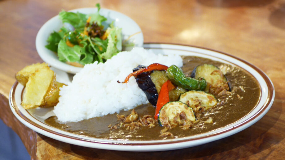 【横須賀】朝どれ野菜と牛すじブイヨンの魔法！地元で愛される、YOKOSUKAスパイシーカレー