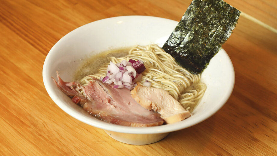 【横須賀】“煮干し×水×塩”だけ！行列のできる「煮干しそば平八」の濃厚スープに感動