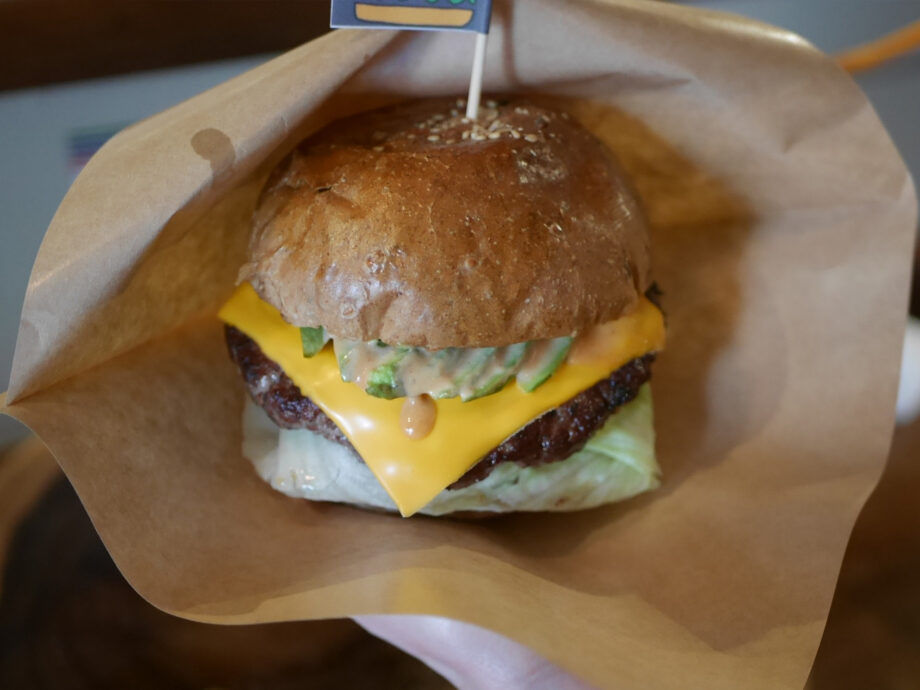 一番人気。アボガドチーズバーガー(1,300円 税別)