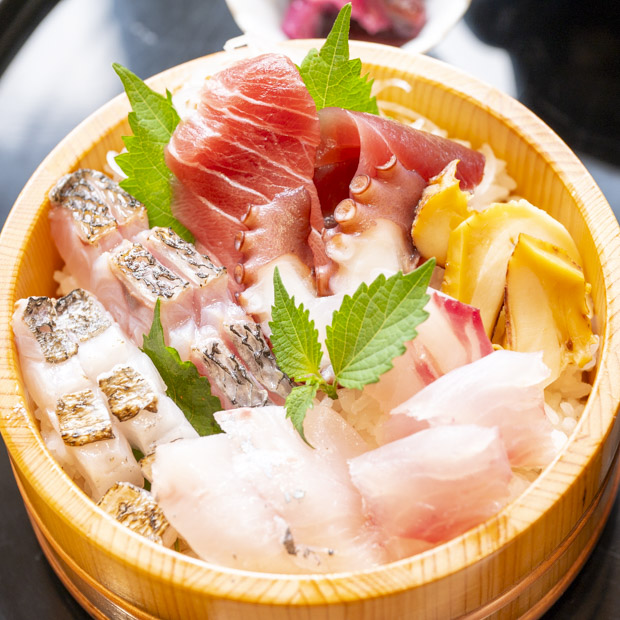 【三崎】釣り女子が仕入れる海鮮丼！「漁師のいえ 紫季」の毎週変わる10種盛りの紫季丼