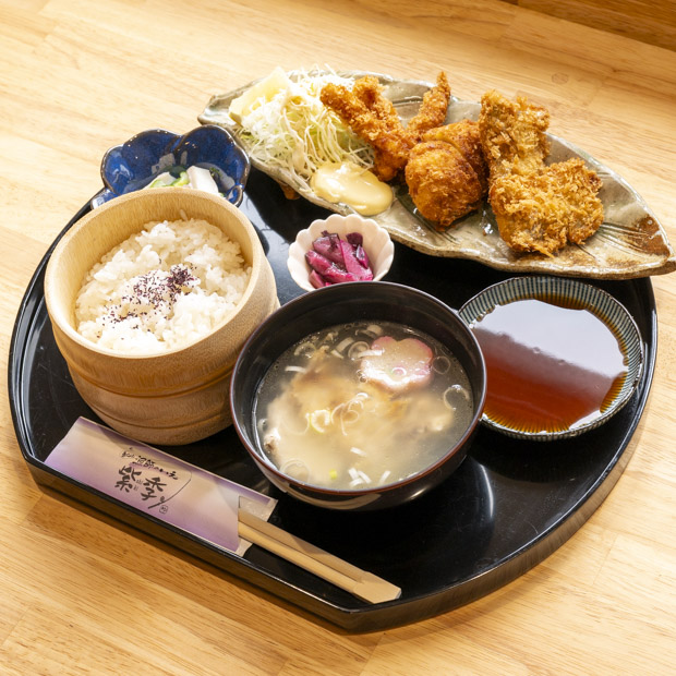 【三崎】釣った魚をそのままフライに！「漁師のいえ 紫季」の絶品ミックスフライ定食