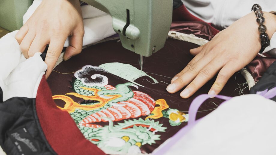 【横須賀】 「ドブ板コーバスタジオ」山上大輔さんが描くスカジャンの未来