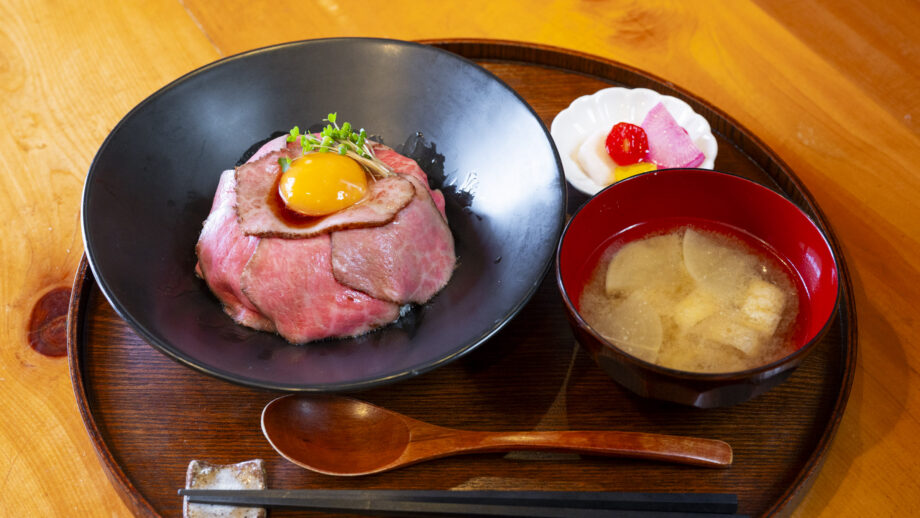 【久里浜】朝から満腹！手作りローストビーフ丼が名物の地元食堂「なぎさとサリー」