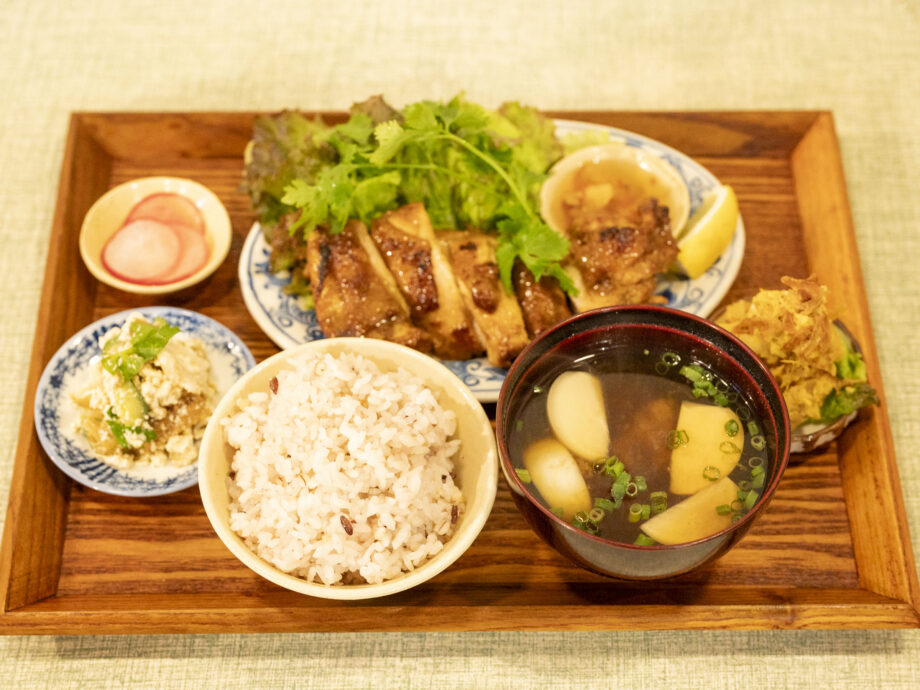 三浦の路地にひっそりと広がるアジア 柴崎朱里さんの「たべごとや みなと」