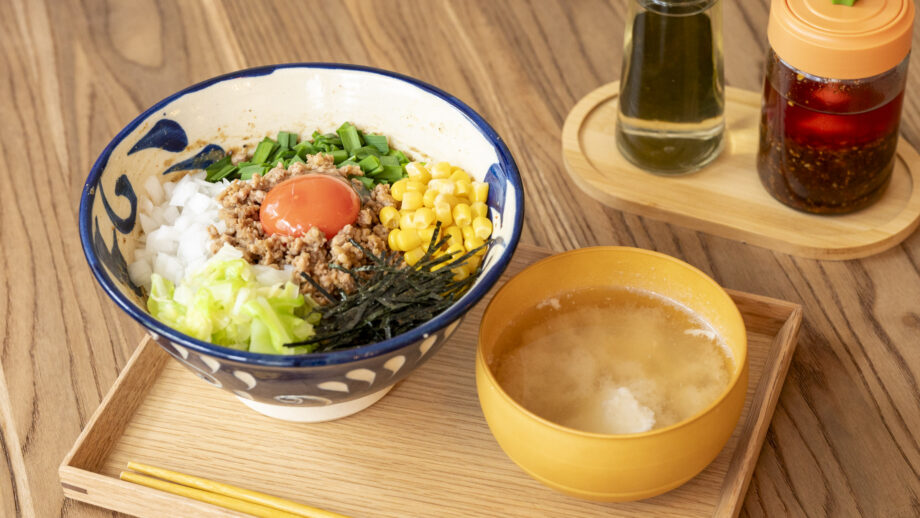 【三浦市】多彩なトッピングと味変が楽しい!台湾まぜそば「こぶたとカモメ」