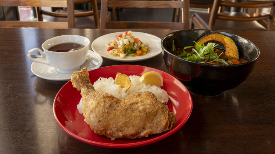 【葉山】大きなフライドチキンとスープカレーが定番　南葉亭の「肉食セット」