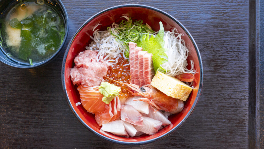 【三崎】美味しい理由は市場と直結しているから。「魚市場食堂」の海鮮丼