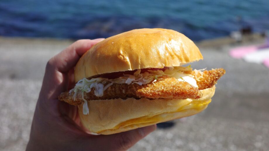 【三浦】朝釣れ真鯛と特製バンズで作った「マダイバーガー」を船宿直営の店「ぼーめん」で
