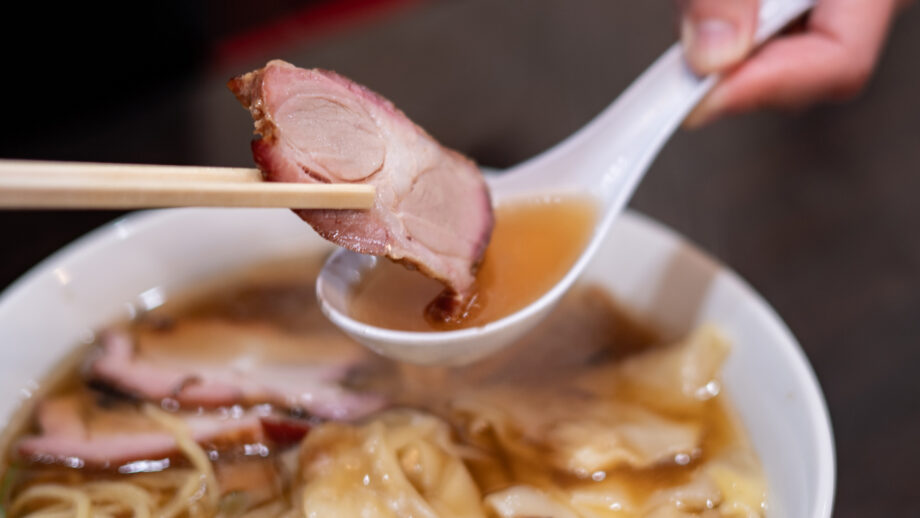 【三崎】地元で有名な老舗町中華「中華料理 牡丹」の「 叉焼云呑（チャーシューワンタン）麺」