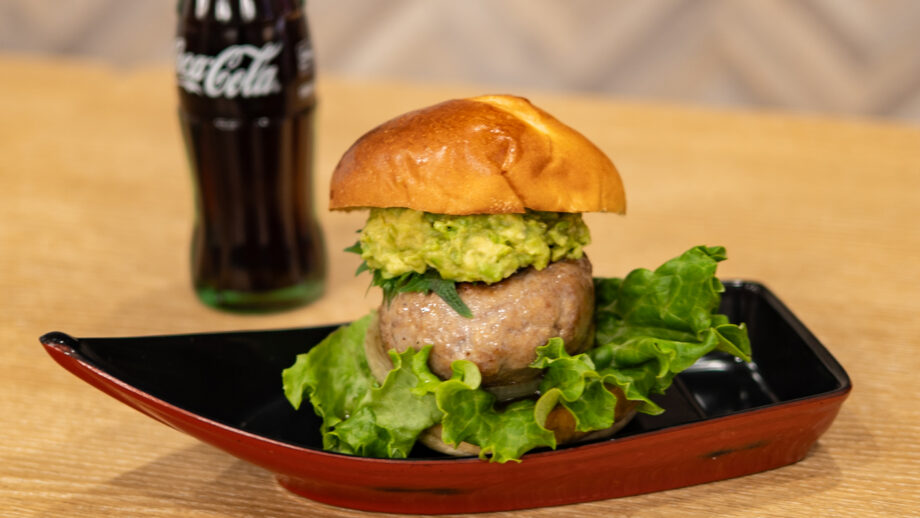 【三崎】中華の技法が旨味ジュッワの秘訣「みさきまぐろバーガー」