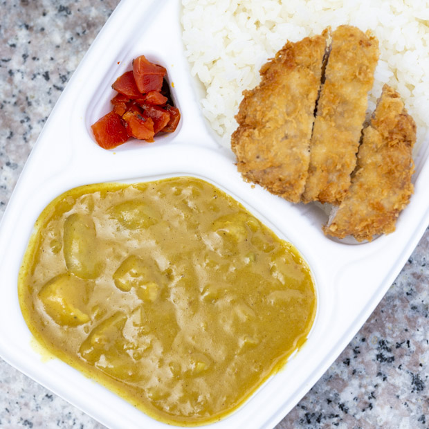 【三崎】25年ぶりに復活！懐かしの「きいろい」カツカレーがキッチンカーで登場「だるま食堂」