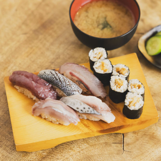 【久里浜】「百年の杜」風の人・松尾さんが届ける旬の地魚と玄米寿司