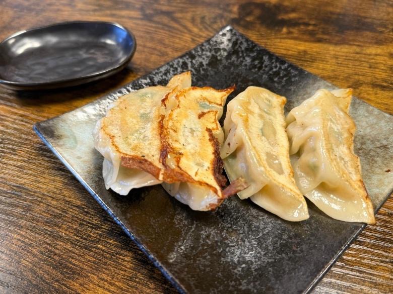 【横須賀】まるで小籠包 噛めばスープと肉汁が溢れ出す進化系餃子「浜ん家」