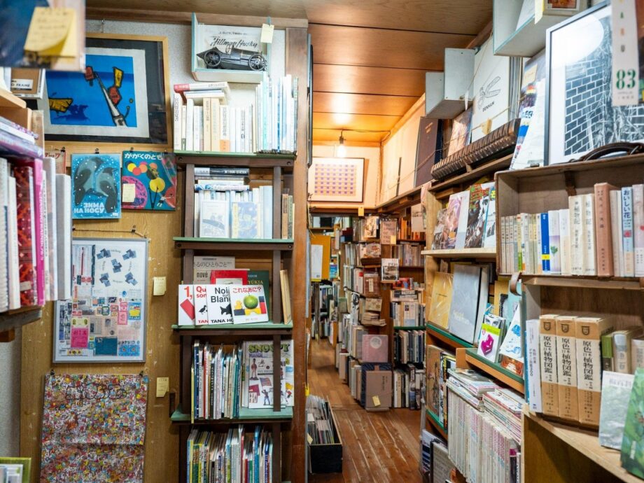逗子】古本の迷宮へ 「古本イサド ととら堂」店主・木村海さんが薦める