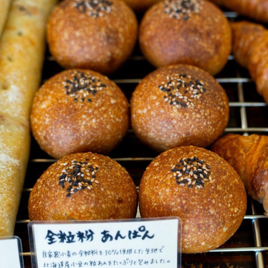 元DJ蔭山充洋さんが自家製小麦で作る「充麦」の「全粒粉あんぱん」