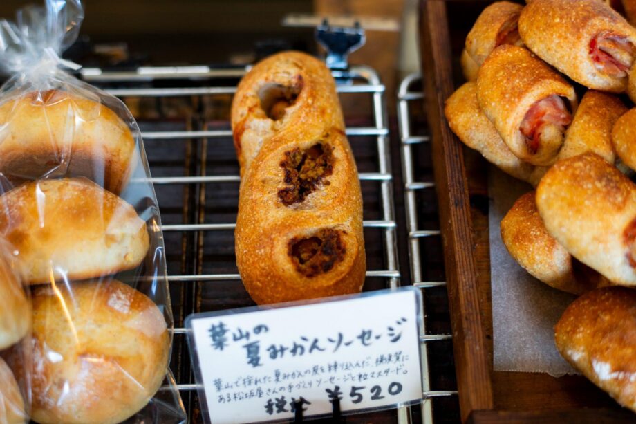 三浦「充麦」×横須賀「松坂屋」のコラボ「夏みかんソーセージパン」