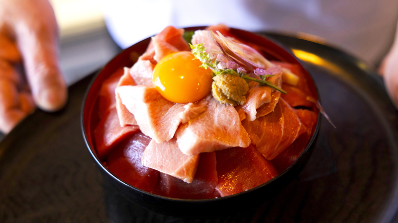 【三浦海岸】「伊豆島」唐辛子味噌で絶品「マグロの三食丼」を堪能する