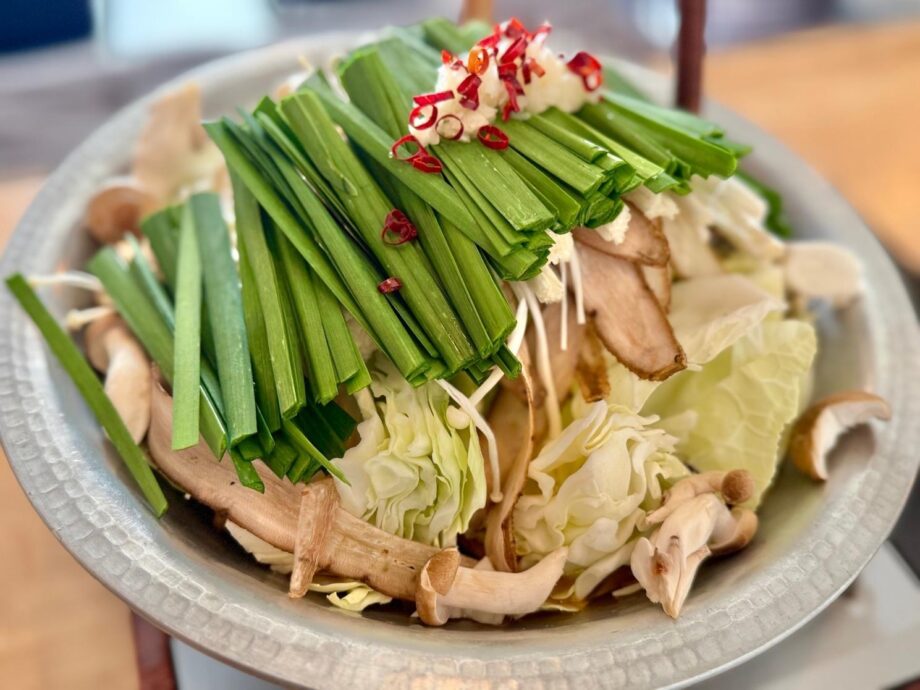 【横須賀】丸腸の旨みと地元野菜の旨みが溶け出すぬくもりの一杯　もつ鍋の店「温」