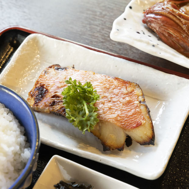 【三崎】知恵を凝らして余すことなく金目鯛をいただく「公海」の焼魚定食