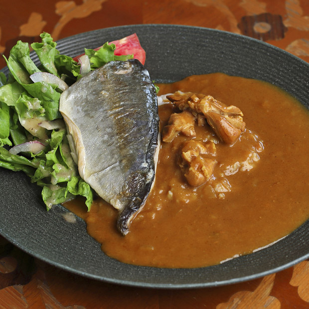 【葉山】地魚ドーン!絶景で味わう「港のマーロウ」名物カレーと限定プリン